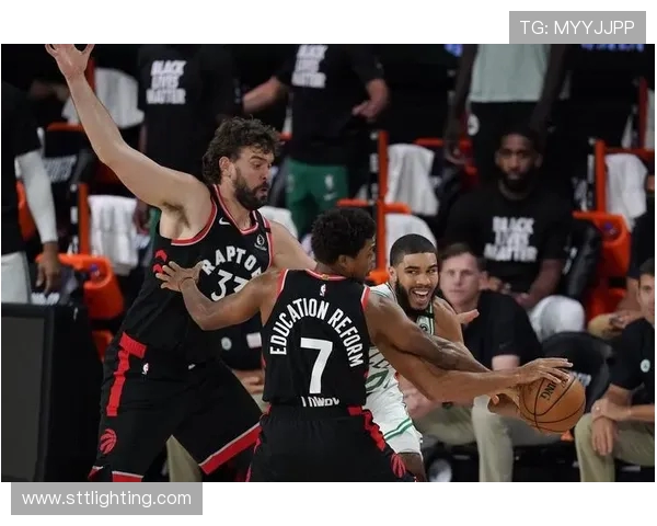 凯尔特人对阵猛龙精彩瞬间回顾与比赛照片分享 凯尔特人对阵猛龙精彩瞬间回顾与比赛照片分享