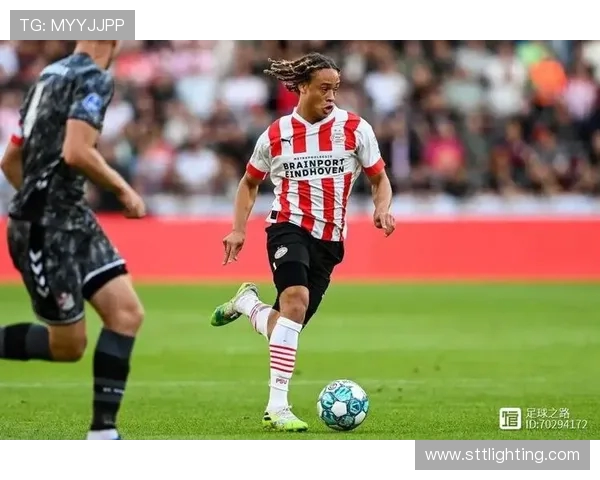 哈维西蒙斯的足球之路与未来发展潜力分析