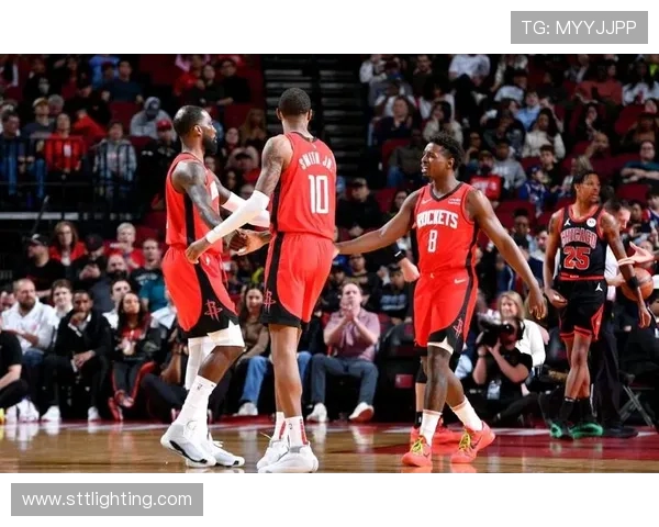 火箭队与马刺队季后赛第六场激战回顾与精彩瞬间分析